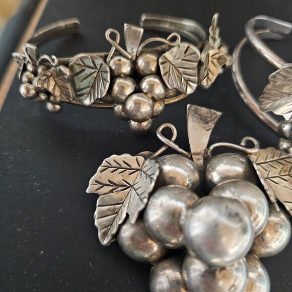 Vintage Mexico Sterling Silver Grape Cluster Jewelry 2 Bracelets 1 Pendant 114g - Picture 11 of 13